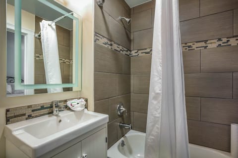 Double Room | Bathroom | Free toiletries, hair dryer, towels, soap