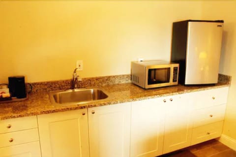 Queen Room | Private kitchenette | Fridge, microwave, coffee/tea maker