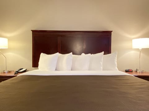 Suite, 1 King Bed, Non Smoking | In-room safe, desk, blackout drapes, iron/ironing board