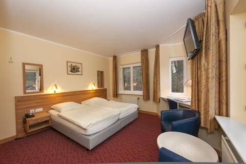 Comfort Double or Twin Room | In-room safe, desk, free WiFi, bed sheets