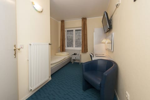 Single Room | In-room safe, desk, free WiFi, bed sheets