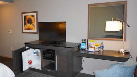 Premium Room, 1 King Bed, Non Smoking, Refrigerator & Microwave | In-room safe, desk, laptop workspace, cribs/infant beds