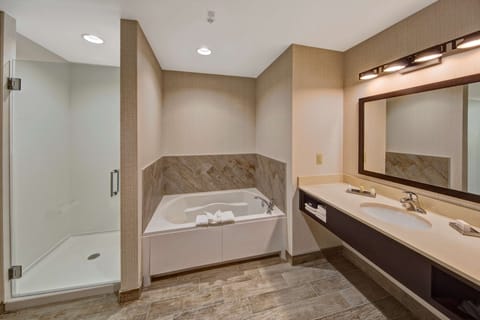 Suite, 2 Queen Beds, Balcony, River View (Corner) | Bathroom | Free toiletries, hair dryer, towels