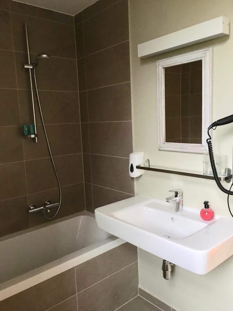 Standard Twin Room, 2 Twin Beds, Annex Building | Bathroom | Shower, hair dryer, towels, soap