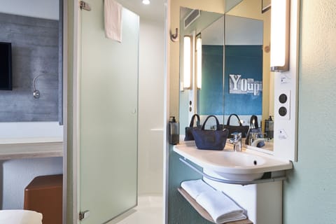 Double Room | Bathroom | Shower, eco-friendly toiletries, towels