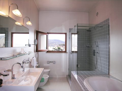 Suite | Bathroom | Shower, hair dryer, bidet, towels