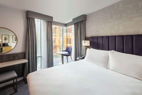 Deluxe Room, 1 King Bed, Corner | Premium bedding, minibar, in-room safe, individually decorated