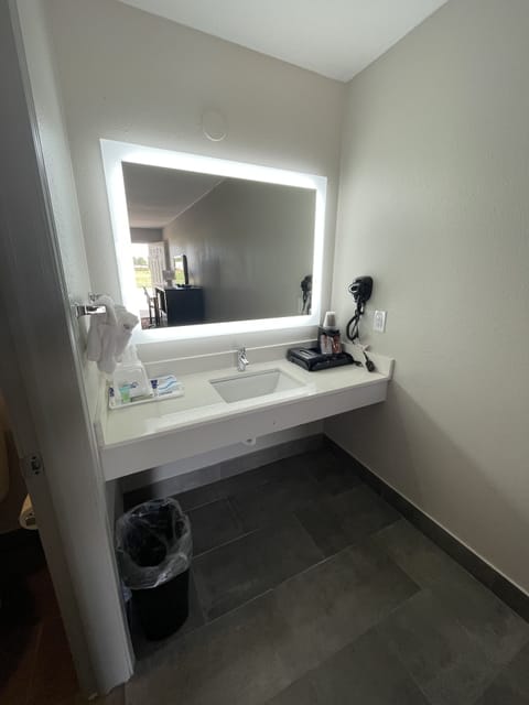 Combined shower/tub, free toiletries, hair dryer