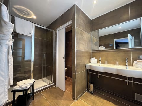 Comfort Triple Room | Bathroom | Free toiletries, hair dryer, towels