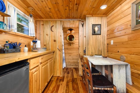 Cabin - Tiny House | Private kitchenette | Fridge, coffee/tea maker, electric kettle, cookware/dishes/utensils