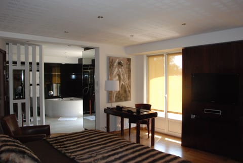 Suite | Desk, soundproofing, free WiFi, bed sheets