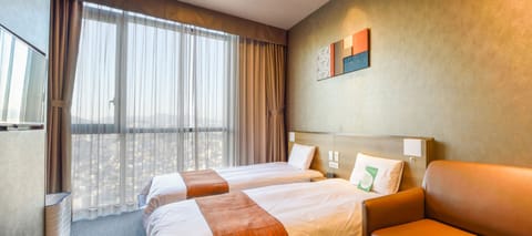 [No Parking] Standard Twin Room | In-room safe, desk, laptop workspace, blackout drapes