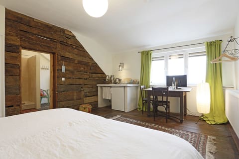 Double Room (Schönhell) | Desk, iron/ironing board, free WiFi, bed sheets