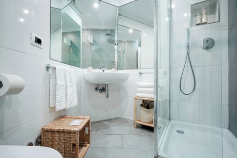 King Deluxe Room | Bathroom | Deep soaking tub, free toiletries, hair dryer, bidet