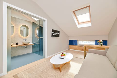 One Bedroom Suite with Balcony and Sea View | Bathroom | Hair dryer, towels