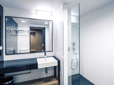 Superior Room, 1 King Bed | Bathroom | Shower, eco-friendly toiletries, hair dryer, towels