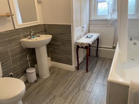 Deluxe Twin Room, Ensuite | Bathroom