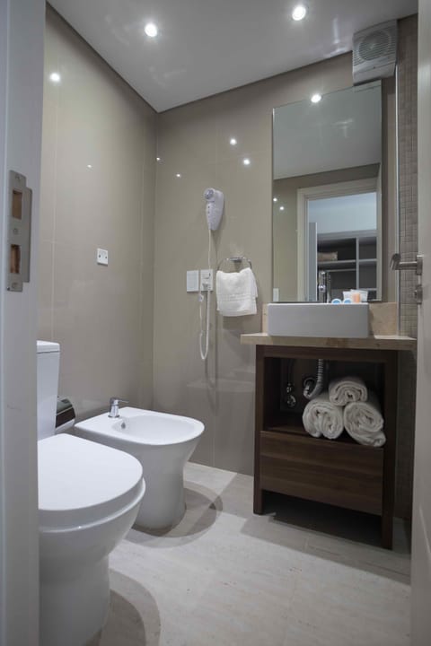 Double Room | Bathroom | Shower, free toiletries, hair dryer, bidet