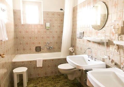 Standard Room (Grand) | Bathroom | Shower, hair dryer, towels