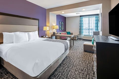 Deluxe Suite, 1 King Bed, Non Smoking | Premium bedding, down comforters, pillowtop beds, desk