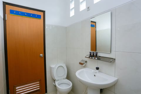 Double Room | Bathroom | Shower, free toiletries, towels