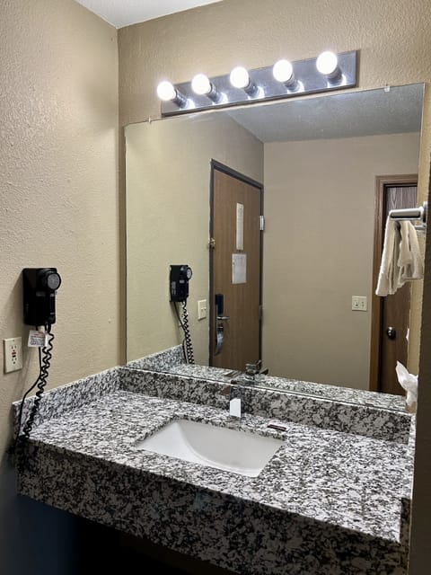 Combined shower/tub, towels