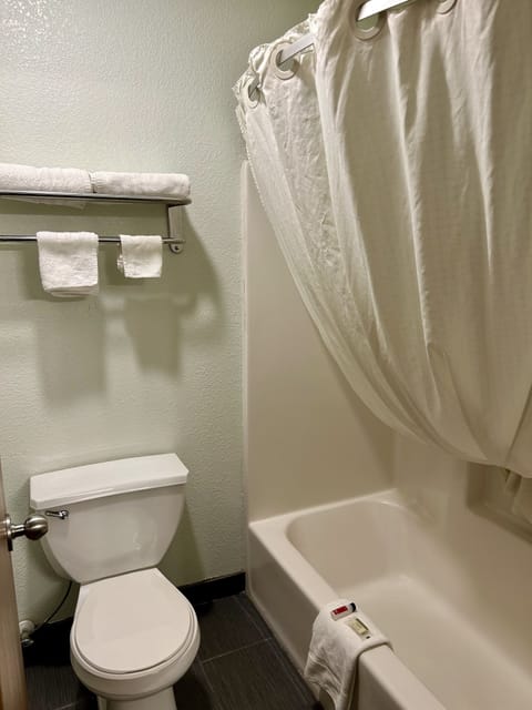 Combined shower/tub, towels