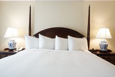 Superior Room, 1 King Bed | Premium bedding, down comforters, pillowtop beds, in-room safe