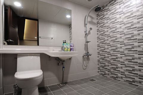 Deluxe Room | Bathroom | Free toiletries, towels