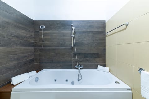 Superior Double Room | Bathroom | Free toiletries, hair dryer, bidet, towels