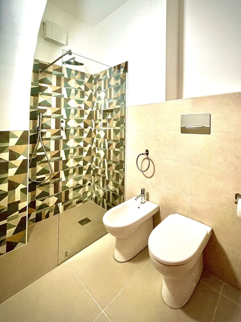 Deluxe Quadruple Room, Patio (Castle View) | Bathroom | Shower, free toiletries, hair dryer, towels