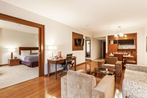 Deluxe Suite | In-room safe, desk, laptop workspace, soundproofing