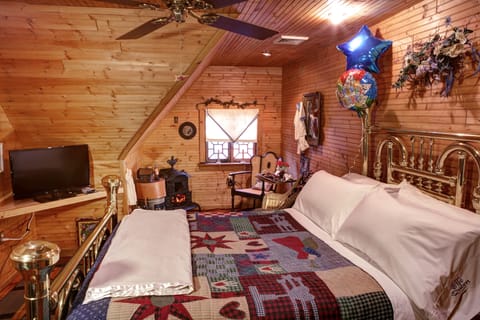 Comfort Room, 1 Queen Bed, Private Bathroom (Nanny's Attic) Not Pet Friendly | 1 bedroom, premium bedding, down comforters, individually decorated