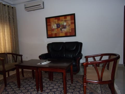 Executive Suite | Living area | 32-inch flat-screen TV with satellite channels, TV