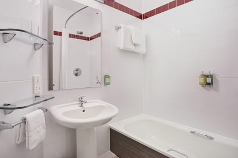 Combined shower/tub, hair dryer, towels