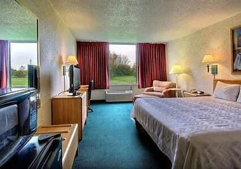 Standard Room, 1 King Bed, Non Smoking | Desk, free WiFi, bed sheets, alarm clocks