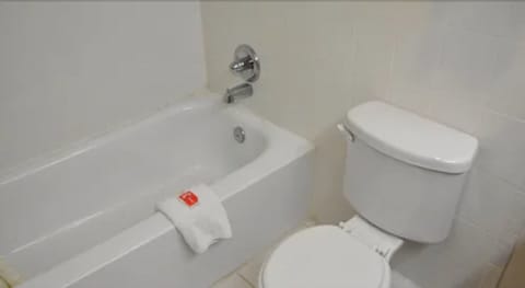 Combined shower/tub, free toiletries, towels