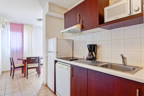 Apartment, 2 Bedrooms | Private kitchen | Fridge, microwave, stovetop, electric kettle