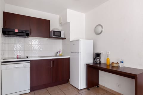 Apartment, 3 Bedrooms | Private kitchen | Fridge, microwave, stovetop, electric kettle