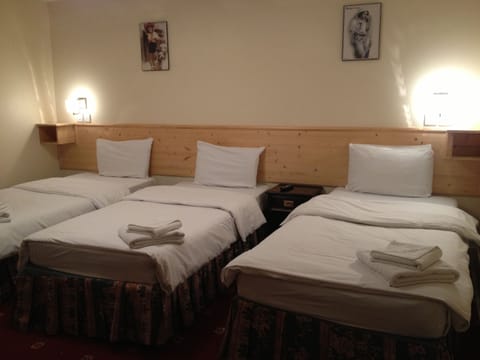 Triple Room, Ensuite | In-room safe, desk, iron/ironing board, free WiFi