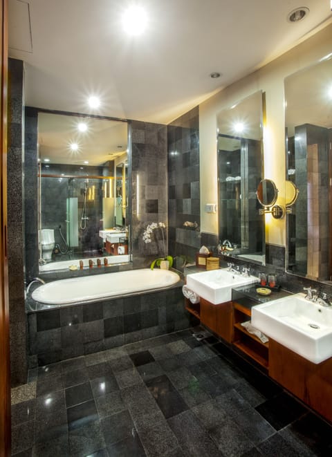 Deluxe Family | Bathroom | Shower, rainfall showerhead, free toiletries, hair dryer