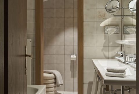 Triple Room | Bathroom | Hair dryer, bathrobes, slippers, heated floors