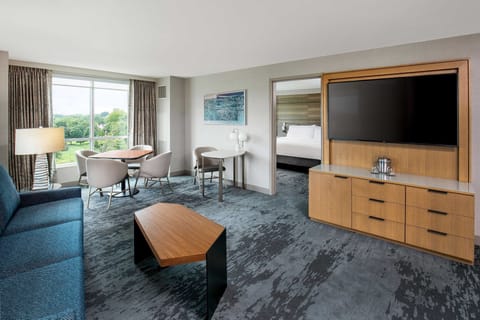 Junior Suite, 1 King Bed | Premium bedding, pillowtop beds, in-room safe, desk