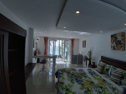 Deluxe Double Room, Beach View, Beachfront | Bed sheets