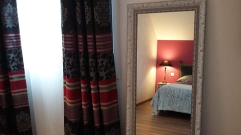 Desk, soundproofing, free WiFi, bed sheets