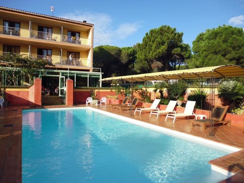 Seasonal outdoor pool, sun loungers