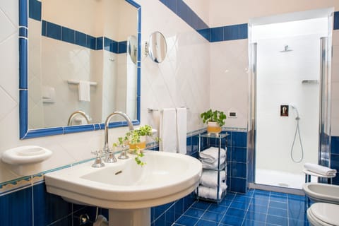 Comfort Double Room | Bathroom | Shower, hair dryer, towels