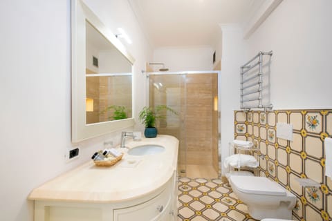 Superior Double Room | Bathroom | Shower, hair dryer, towels