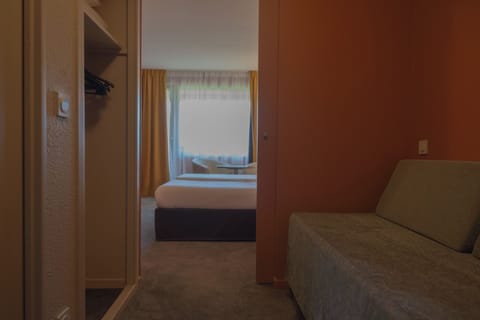 Comfort Triple Room, Free Spa Access | In-room safe, desk, soundproofing, iron/ironing board