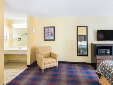 Suite, 1 King Bed | Iron/ironing board, cribs/infant beds, rollaway beds, free WiFi